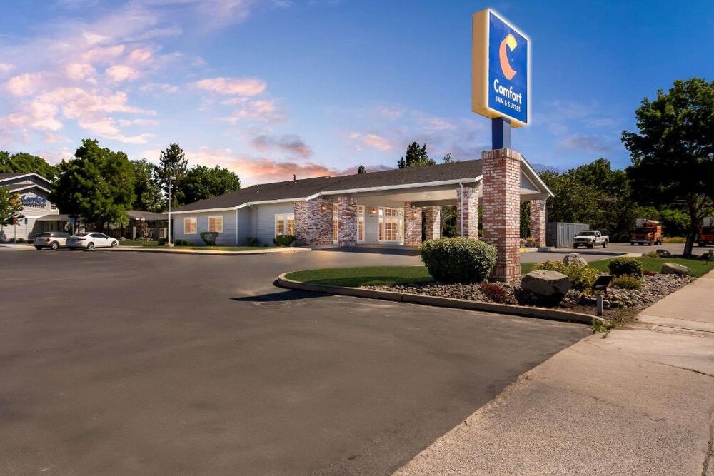 Comfort Inn & Suites hotel exterior at dusk with illuminated sign